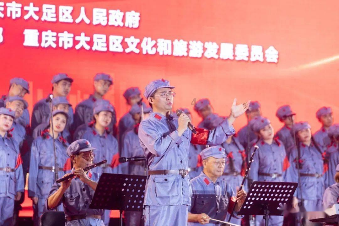求G-Dragon的衣服图片 上面印着卡通的GD游戏画面